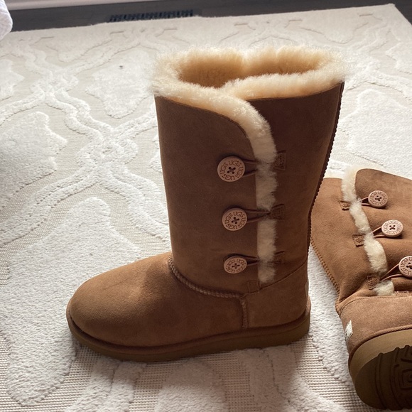NWOT Bailey Button UGG boots in Chestnut. Size 6 - Picture 3 of 6